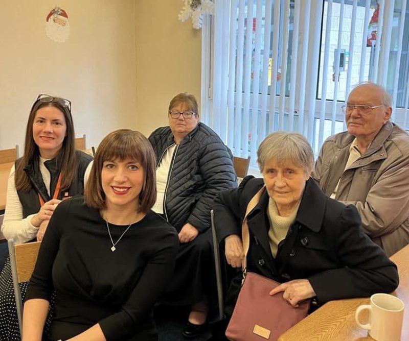 Bridget Phillipson MP meets with residents at Lakeside Village about the cost of living
